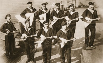 De Balalaika-band, die de moraal van de Russische marine hooghoudt, uit The Illustrated War News door Russian Photographer